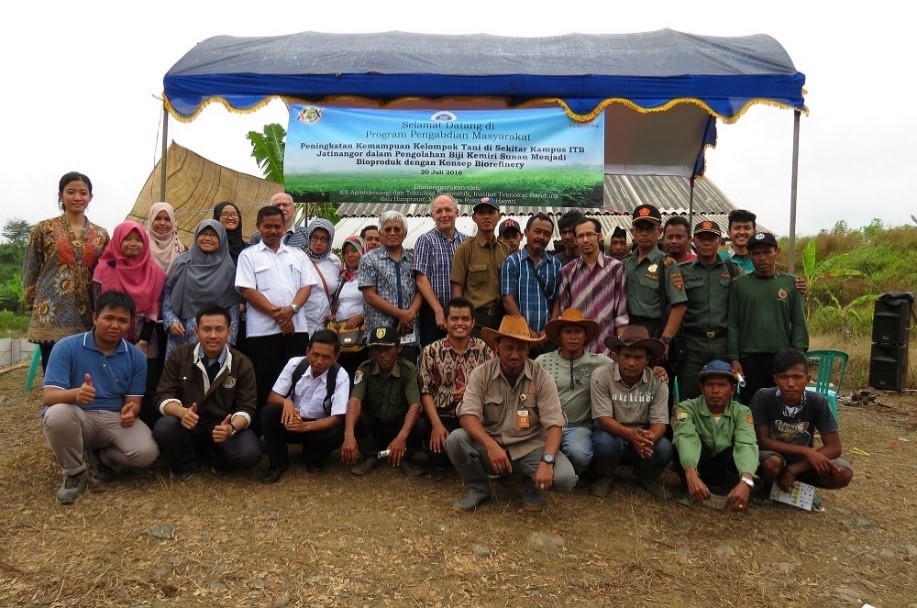 Foto bersama seluruh panitia dan peserta sosialisasi pemanfaatan kemiri sunan dengan konsep biorefinery di Desa Pajagan, Sumedang